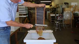 Honey Comb Uncapping Demonstration Using an Electric Knife [upl. by Quiteris]