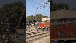 People are not letting the railgate close 😱🛤️🚆 Indian Railways🇮🇳🚉 indian railgate shorts [upl. by Inatsed]