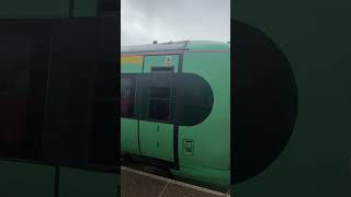 Southern class 377 arriving into platform 5 at Gatwick Airport train station trainspotting train [upl. by Dunham]