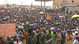 Niger des milliers de manifestants demandent le départ des soldats français  AFP [upl. by Emile]