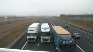 Chauffeur débile sur lautoroute  Camion voie de gauche [upl. by Nealah460]