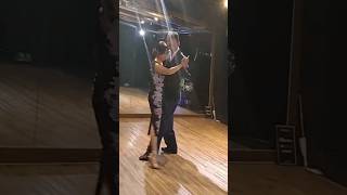 sacada triple con boleo y enganche 탱고필수스텝tango step 라떼y라우 [upl. by Stanfield]