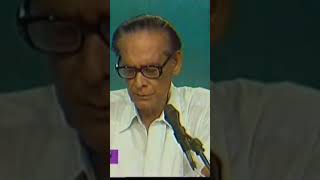 Neel Akasher Niche Ei Prithibi Hemanta Mukherjee Live [upl. by Hamal]