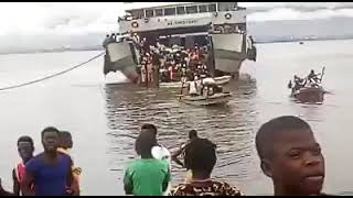 Ferry Break Down in Freetown Sierra Leone as Passangers struggled to rescue [upl. by Yanej]