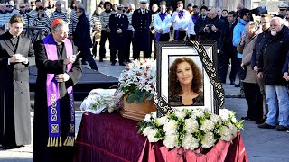 Funerali di Stefania Sandrelli Parenti e amici si sono riuniti per dire addio al loro idolo [upl. by Stent981]