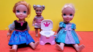 Potty training  Elsa amp Anna toddlers  Barbie dolls [upl. by Riddle]