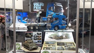 Tamiya Volvo FH16 Zugmaschine und Sherman Tank [upl. by Aleen]