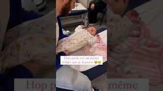 Séance d’ostéopathie pour ce beau bébé de 2 mois qui est venue avec une tenue trop mignonne [upl. by Neivad]