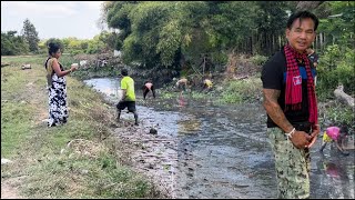 Watching Kids Catching Fishes in Siem Reap មើលក្មេង​​ចាប់ត្រីនៅសៀមរាប [upl. by Skricki]