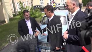 Tom Hanks Ab sofort fährt er Trabbi [upl. by Nylzaj317]