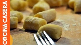 Cómo hacer ñoquis caseros de patata Recetas Italianas [upl. by Ecyarg]