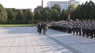 Militärische Ehren  Ukrainischer Verteidigungsminister Rustem Umerov [upl. by Esilahc]