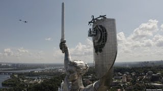 Hammer Down Soviet Emblem Dismantled From Kyivs Massive Motherland Monument [upl. by Einnig]