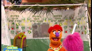 Shalom Sesame Avigail amp Brosh Explain Hachnasat Orchim [upl. by Holub153]