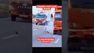 Ban pecah saat di tol berbahaya automobile trukolengstorywa30detik fypshorts trukmboistrukoleng [upl. by Rentsch]