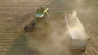 Unloading the hopper John Deere 9500 Sidehill combine [upl. by Ettennat]