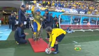 Paraplégico dá o pontapé inicial para a Copa [upl. by Arvin438]