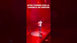 MYKE TOWERS en su concierto con la camiseta del REAL MADRID de VINICIUS [upl. by Sabah]