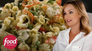 Sabrosa ensalada cremosa de pasta de camarones  A gusto con Giada  Food Network Latinoamérica [upl. by Manly468]