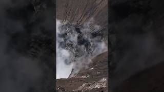 Ein Blick in den aktiven Vulkan Bromo Kraterrand Gunung Mount Bromoactive volcano Indonesia shorts [upl. by Daberath]