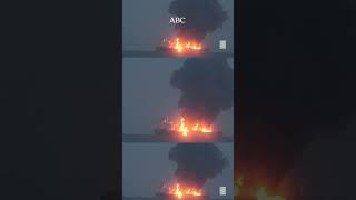 Los rebeldes hutíes de Yemen incendian un petrolero en el mar Rojo [upl. by Sucramraj24]