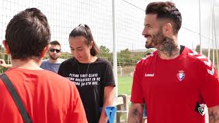 Ganadora del concurso de la App de Osasuna recibiendo la camiseta de Rubén García [upl. by Merdith]