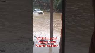 Mobil tua terjang banjir dengan santainya banjir sungaibanjir lintastimursumatera [upl. by Moffitt]