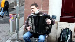 Tocata y fuga de Bach en Acordeon  Artista callejero en Basel [upl. by Htebasyle]