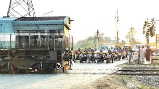 Kamakhya Ranchi Express  Slowly Slowly Main Road Crossing  Perfect main Road Crossing I R [upl. by Nilde864]