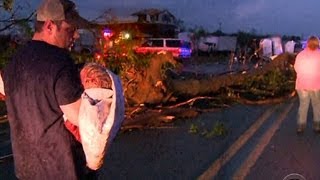 Arkansas man rushes to aid tornado victims [upl. by Larine]