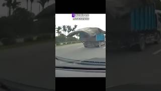 Accidente en Autopista Lona Suelta Envuelve a Motociclistas en Pleno Tráfico” viralvideo [upl. by Gambell372]