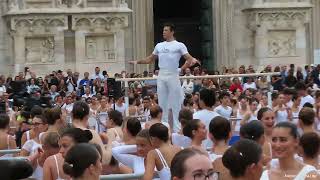 quotBallo in biancoquot con Roberto Bolle in Piazza Duomo a Milano [upl. by Namrehs]