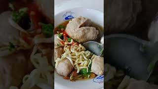 Makan baso di alun alun [upl. by Ruenhcs]