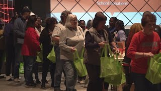 Warner Robins group gathers 1200 volunteers to help with Thanksgiving giveaway [upl. by Eigroeg]