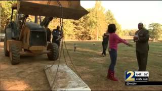 Cemetery director opens vault of man whom family says is not buried in right spot  WSBTV [upl. by Iana675]