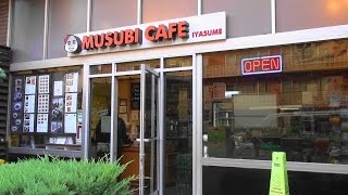 Musubi Cafe Iyasume パシフィック モナーク店 いやす夢の新店舗。 ぶらり旅ハワイ [upl. by Yeldah203]