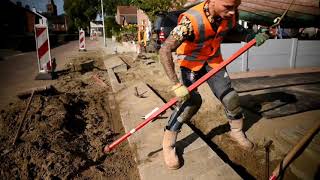 Sleufwerken terug straten trottoirbanden en inrit blokken en tegels shorts [upl. by Graner550]