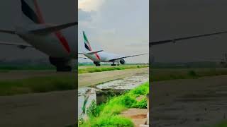 Emirates Airlines ঢাকা এয়ারপোর্টে যখন আসে [upl. by Eatnohs]