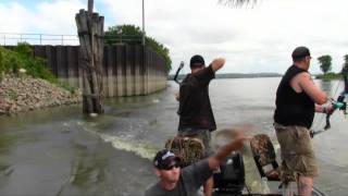 BowFishing Asian Carp on the Illinois River [upl. by Nylirrej]