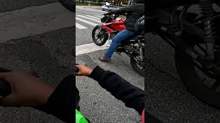 Reação quando eu paro com a minha Ninja 400 no farol shorts short moto reação motovlog [upl. by Langston492]