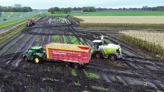 mais op afstand hakselen met aangedreven wagens overladen met de kraan Landbouw Loonbedrijf Sandee [upl. by Bondie336]