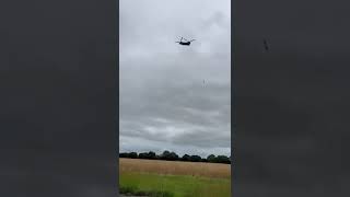 Soldiers dangling way below the chinook helicopter this evening RAF Brize Norton Black Bourton [upl. by Ikuy]