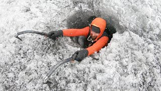 Exploration dune grotte de glace souterraine Claustrophobie [upl. by Yretsym351]