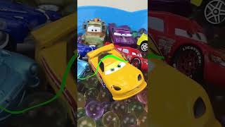 Rayo Mcqueen Divertiendose en Piscina de Pelotitas  Carros Disney Cars  Juegos para Niños shorts [upl. by Strephon208]