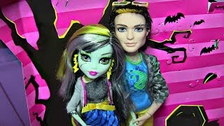 MONSTER HIGH PICNIC CASKET FRANKIE amp JACKSON DOLL REVIEW VIDEO  D [upl. by Sajet828]