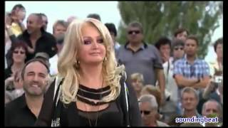 Bonnie Tyler in unlovely situation on the stage [upl. by Yehus]