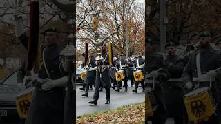 Marsch der Bundeswehr durch Berlin 🦅🇩🇪militär soldaten wachbataillon musikkorps garde army [upl. by Ruprecht487]