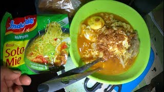 Jakarta Street Food 4930 Part1 Indomie Soto Ceker Enak Murah Mpok Heny GX010017 [upl. by Leugimesoj]