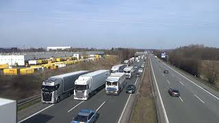 Werttransporter der Bundesbank auf der Autobahn durch den Stau mit einer Schlechten Rettungsgasse [upl. by Adoree377]