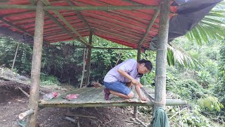 alone roofing the house with tarpaulin making the roof of the house with bamboo [upl. by Limay]